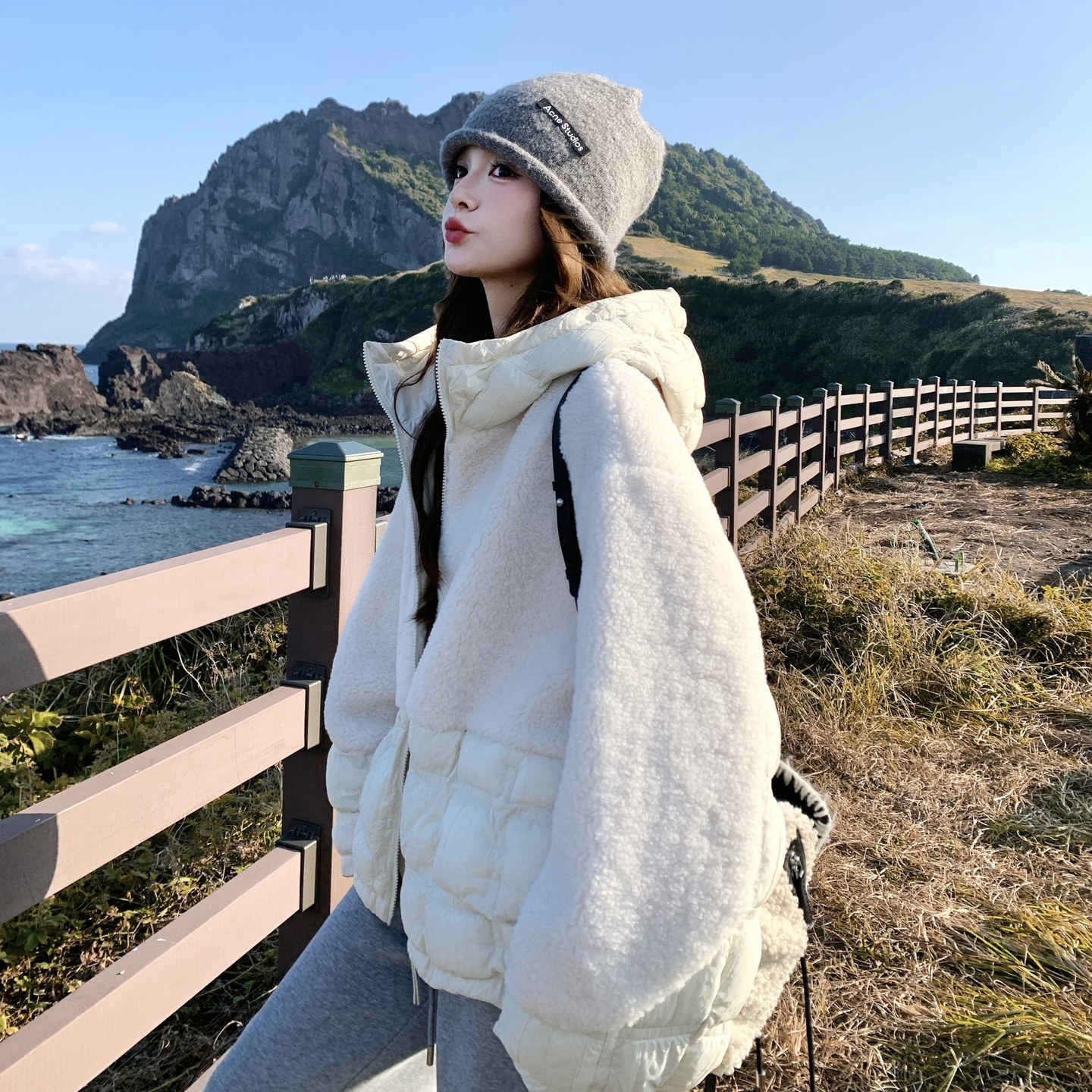 设计感羊羔毛拼接连帽羽绒服