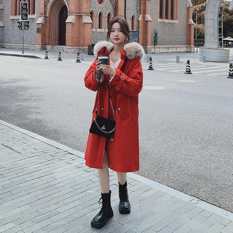 红色连帽毛领风衣派克服