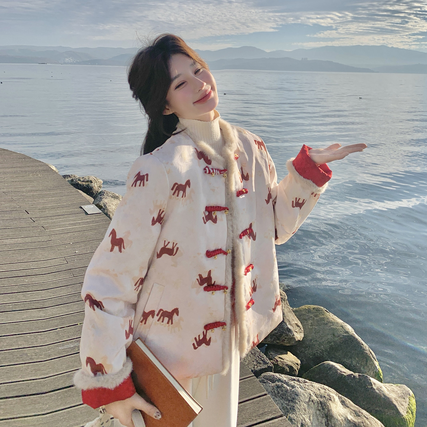 红色新中式超火爆款两面穿刺绣羽绒服女2025冬季新款90白鸭绒外套