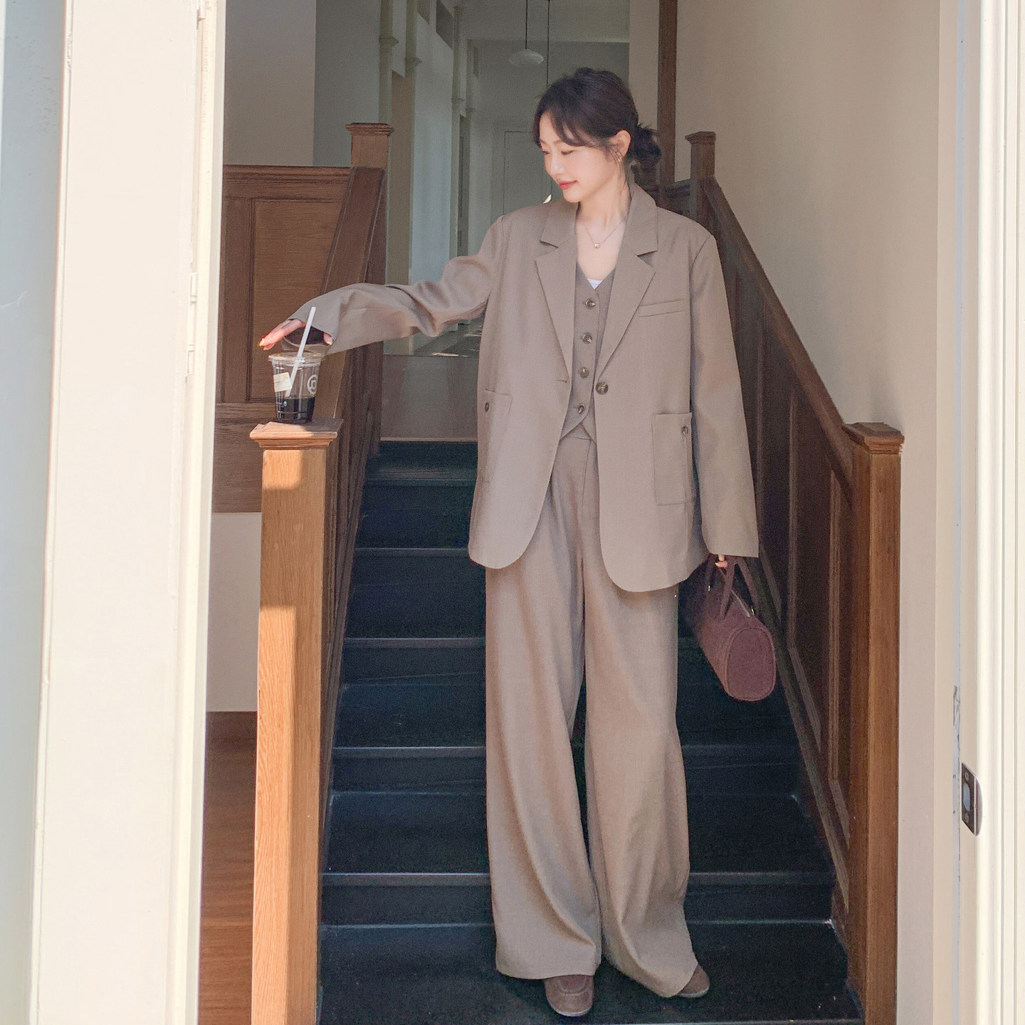 奶茶色大女主气质西服套装女2026春季新款V领马甲阔腿裤三件套