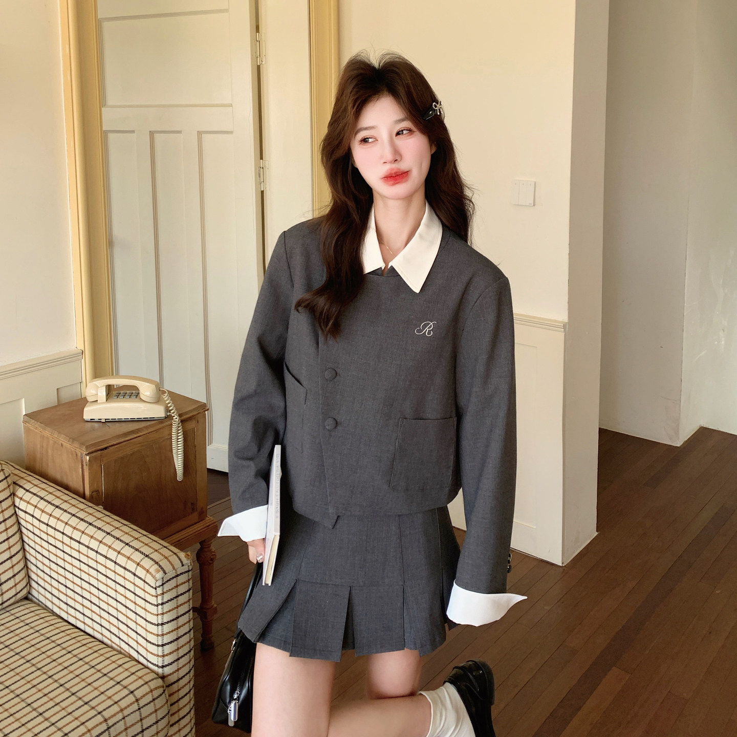 灰色韩系老钱风套装裙女2026春季新款撞色翻领西服百褶短裙两件套