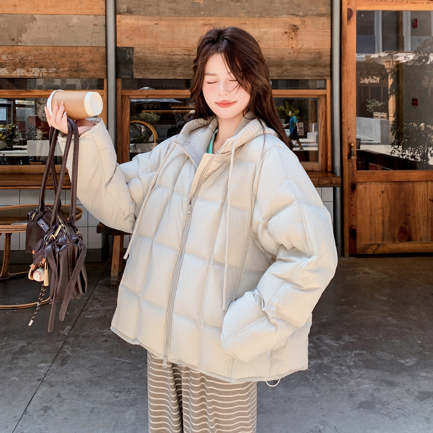米色假两件针织连帽羽绒服女