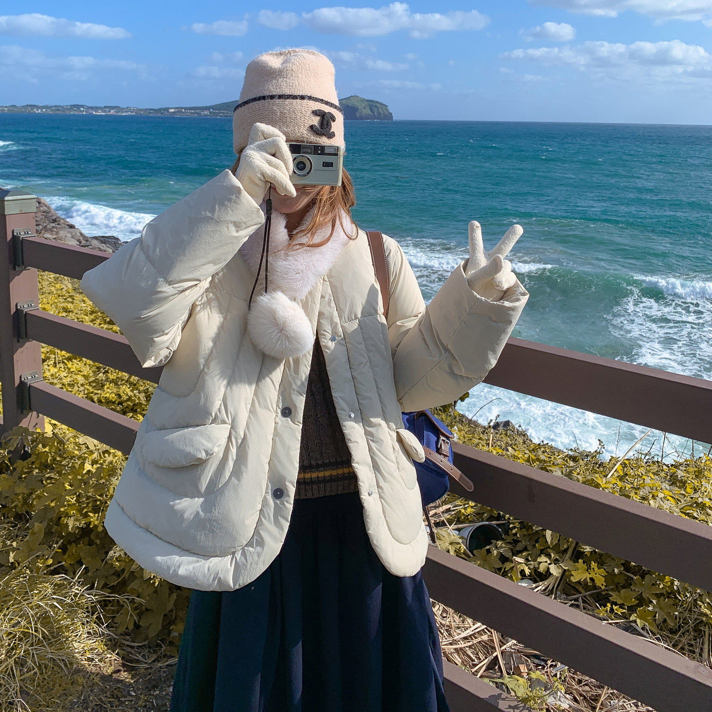 浅绿色轻暖设计感真毛领羽绒服女2025年冬季新款超火爆款短款外套