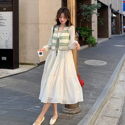 今年流行爆款蕾丝钩花马甲连衣裙套装女2025秋新款吊带长裙两件套