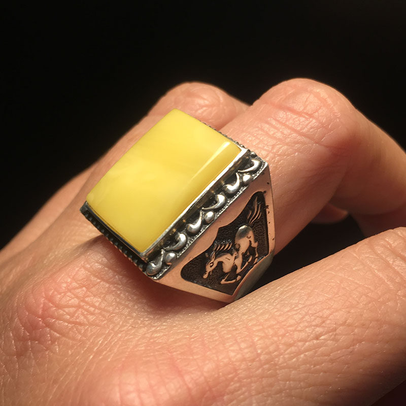 手工磨制乌克兰天然无优化保真蜜蜡男款方戒指999银戒托镶嵌