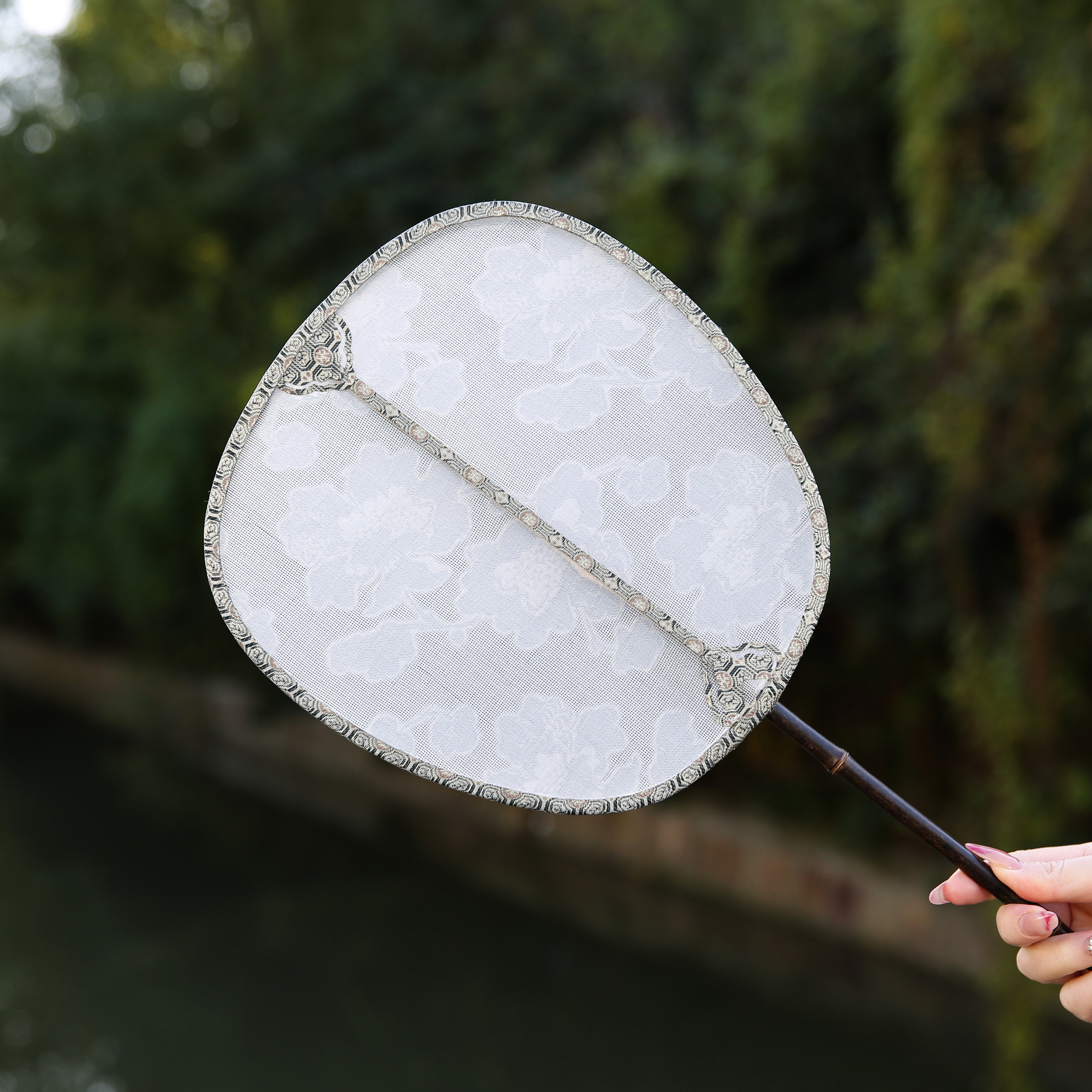 苏绣真丝花罗长柄宫扇