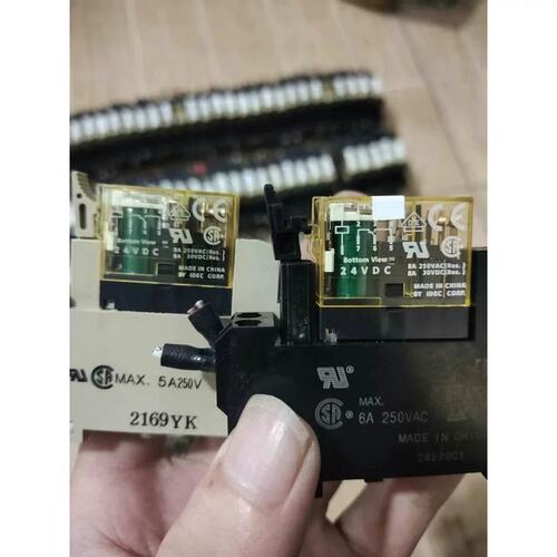 议价和泉RJ2S-CL-D24薄型继电器24V8A带底座，实物拍
