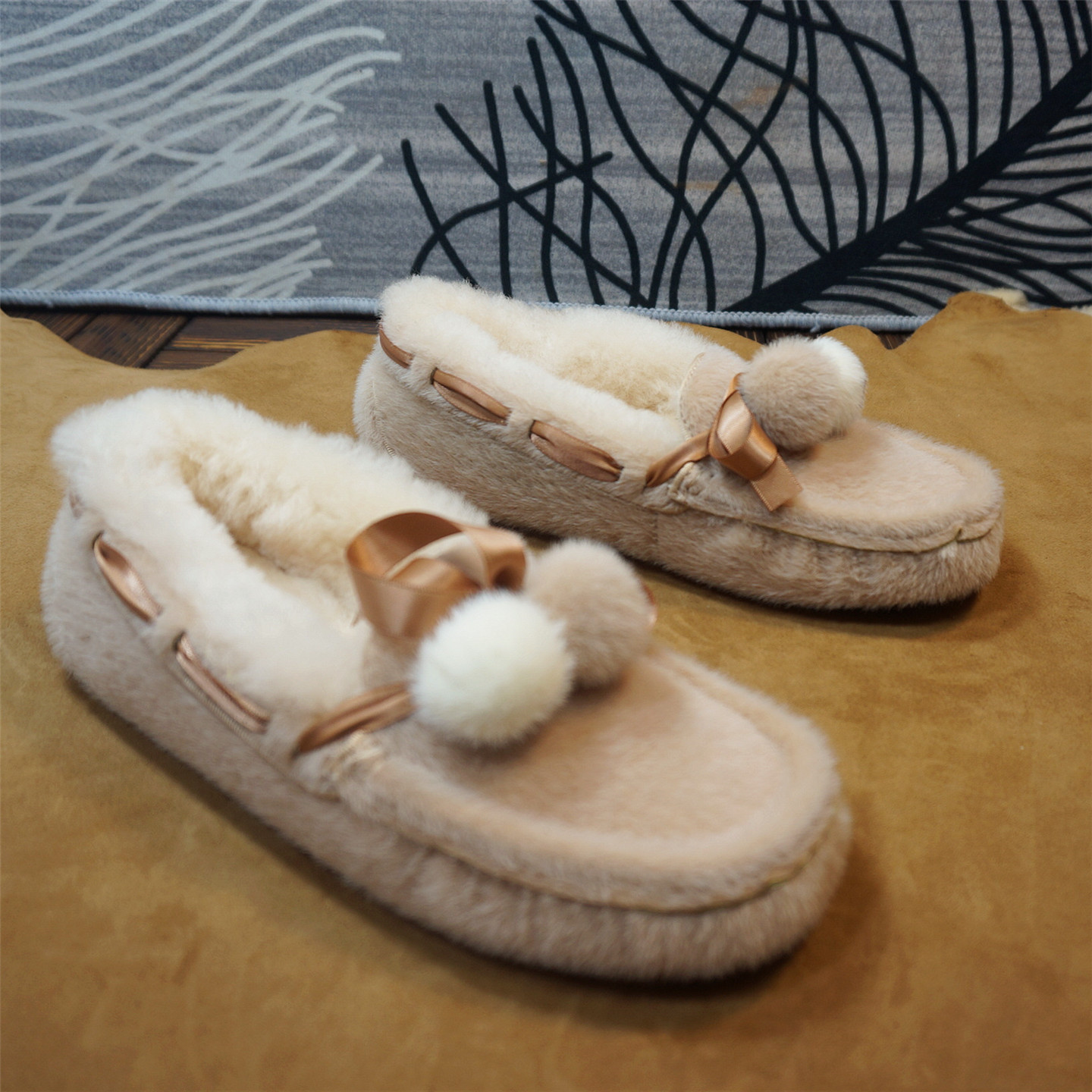 秋冬新款真皮羊毛一体女士豆豆鞋 套脚毛球懒人鞋 平跟包子鞋9-9