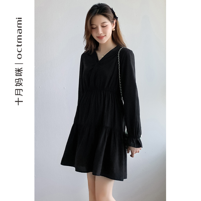 十月妈咪孕妇连衣裙春季外穿不显怀时尚外穿梭织V领小黑裙春装