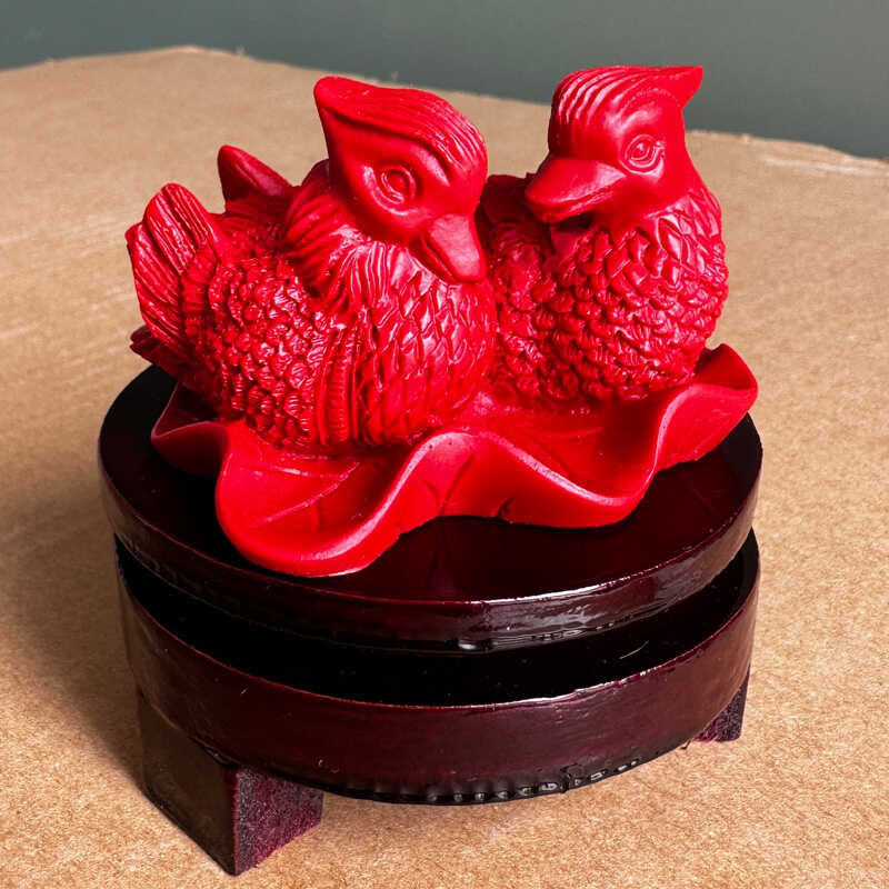 中国红朱砂鸳鸯一对小摆件