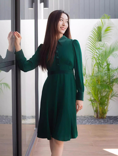 秋冬新品复古绿丝绒连衣裙女长袖翻领高腰法式气质长款A型裙