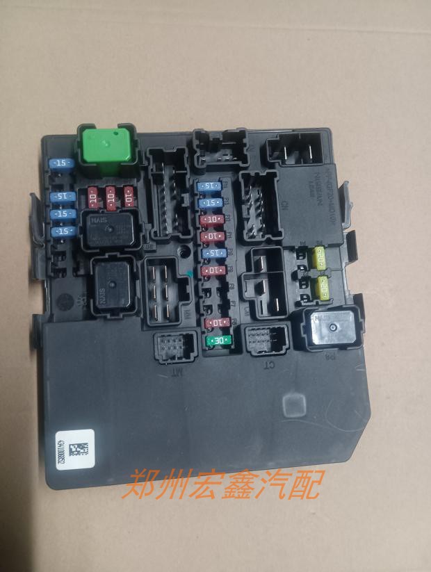 郑州汽车nv200电脑板发动机舱