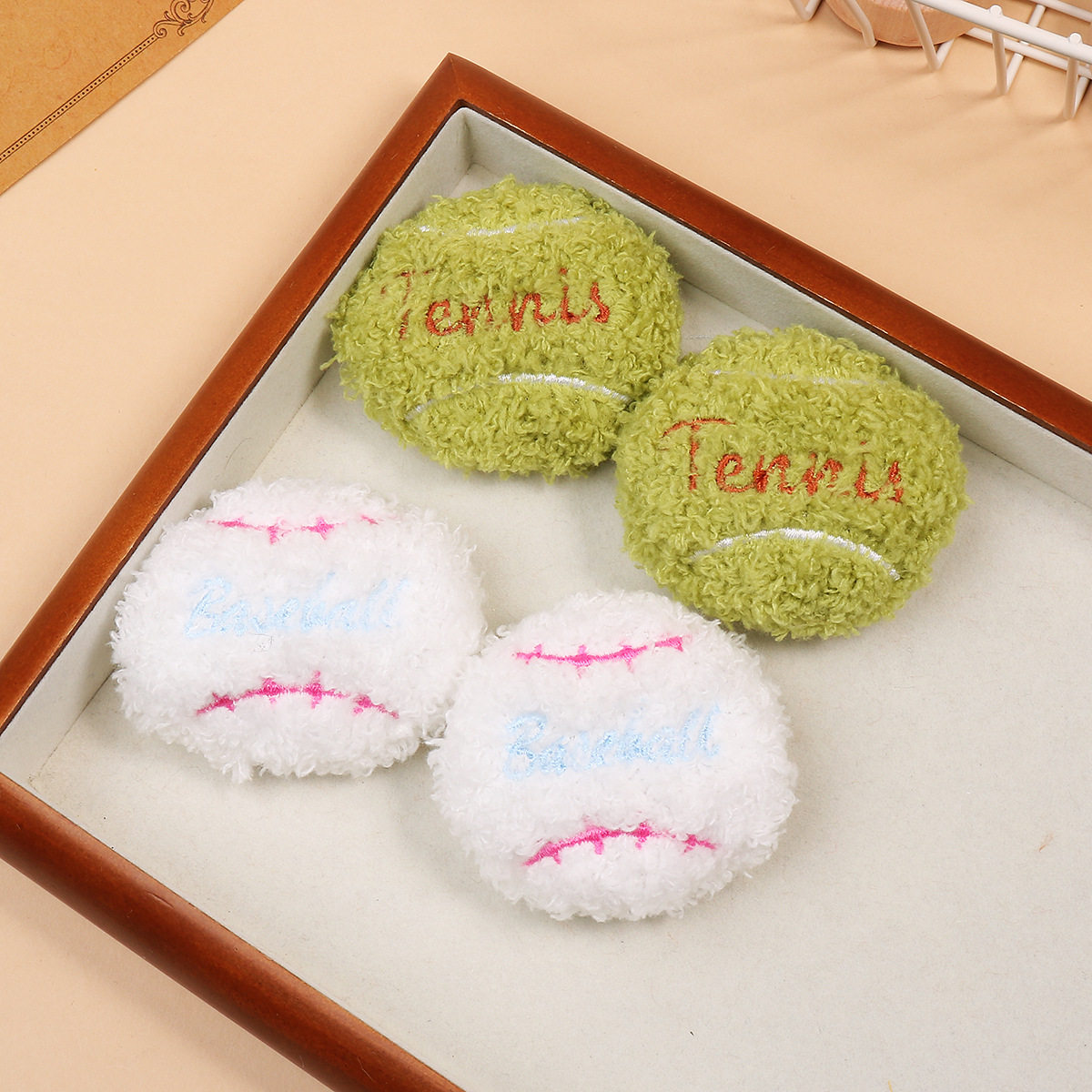 卡通棒球毛绒公仔包包挂件钥匙扣甜酷运动风装饰品网球胸针衣服鞋