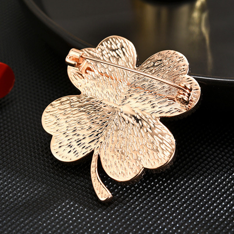 新款简约大气四叶草锆石胸针女士玫瑰金花朵胸花大衣西装配饰批发