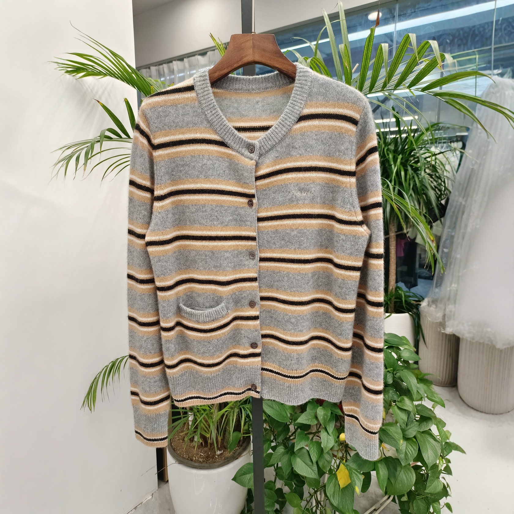 2025秋冬款条纹针织开衫女小口袋设计圆领宽松320g纯羊绒毛衣外套