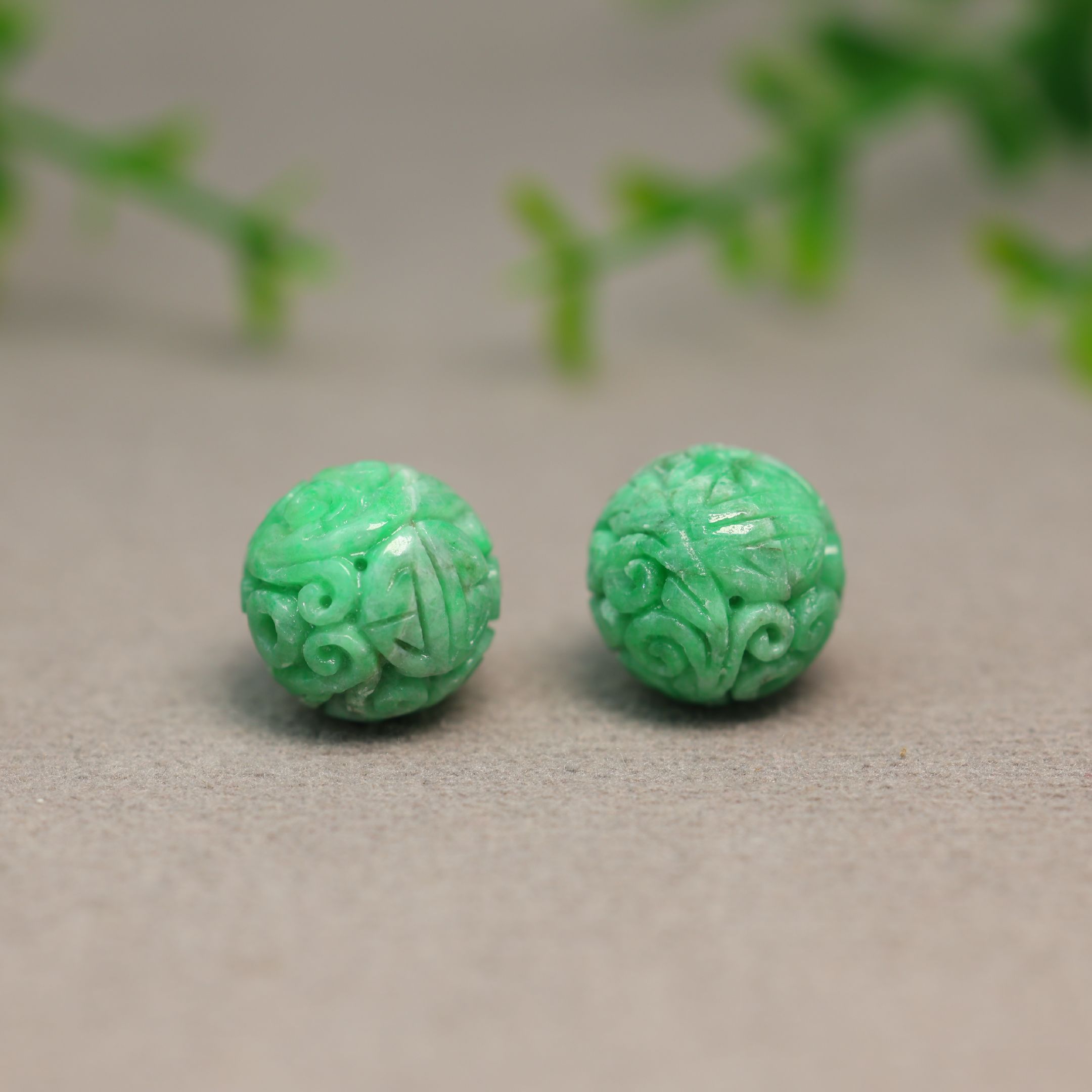 #K085一对阳绿缅甸天然A货翡翠团寿龙纹雕花珠子 15MM圆珠顶珠