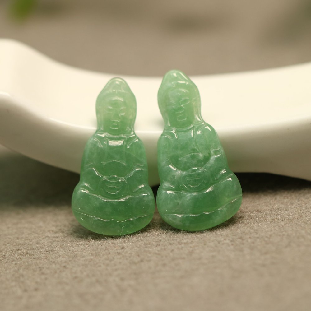 淡绿色天然A货翡翠观音花片