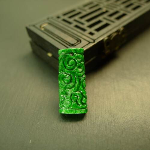 天然A货翡翠古风雕花桶珠吊坠