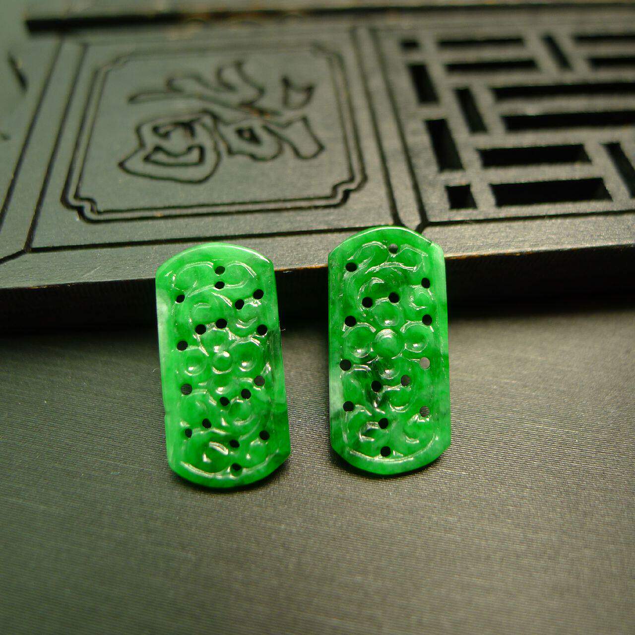 #7779 一对辣绿天然A货翡翠镂空雕花马鞍形戒面 可镶嵌戒指耳钉
