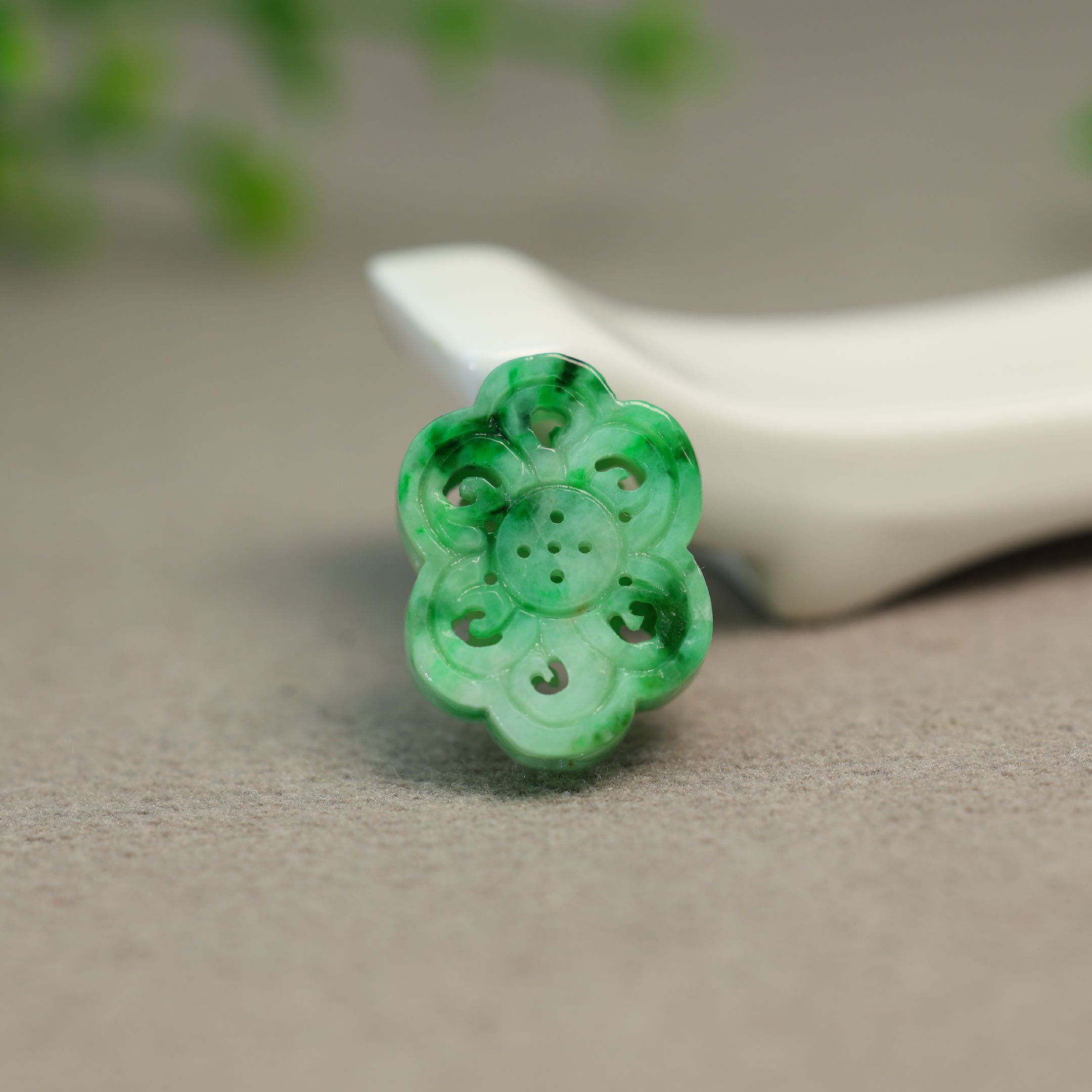 翡翠镂空雕花钱币纹中国结背云