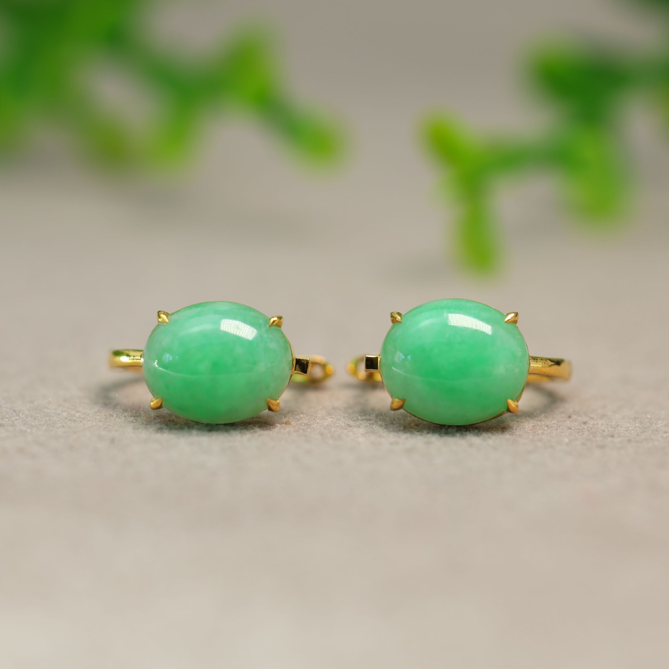 缅甸天然A货翡翠椭圆蛋面耳钉