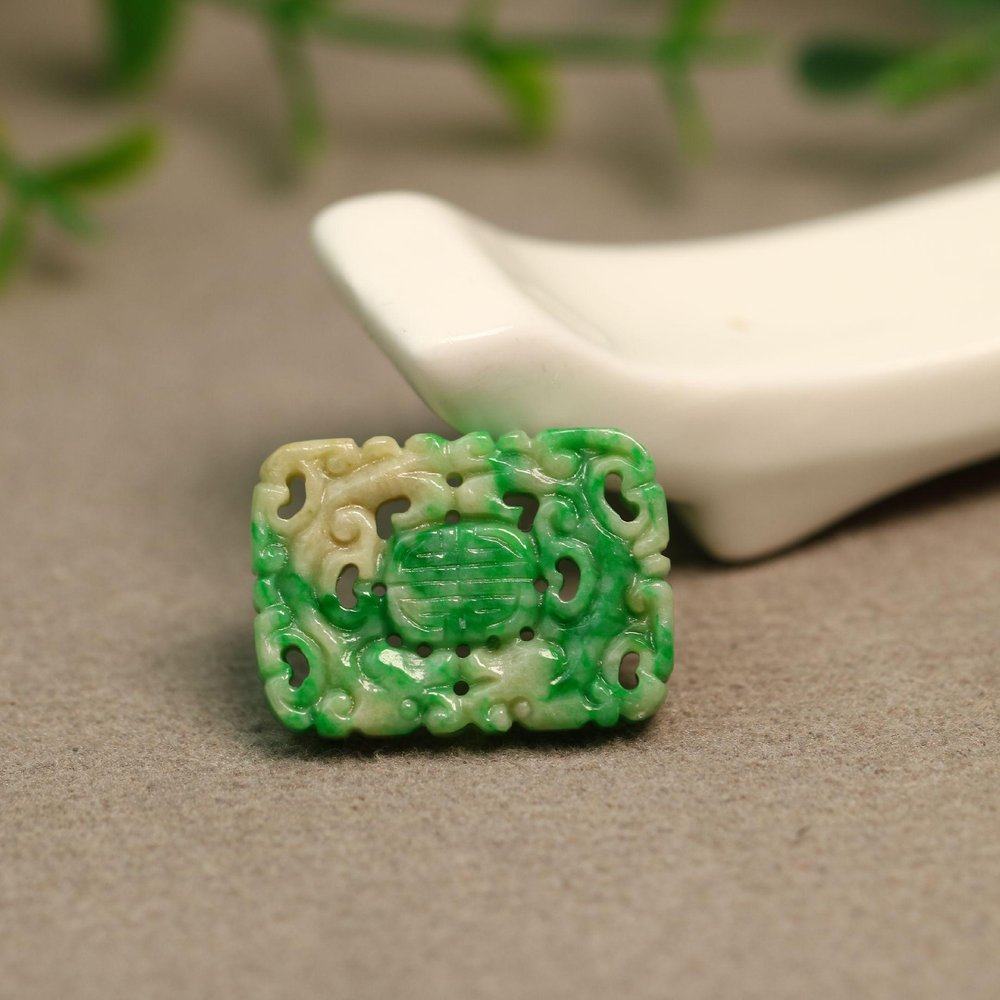 翡翠复古镂空双龙捧寿方形背云