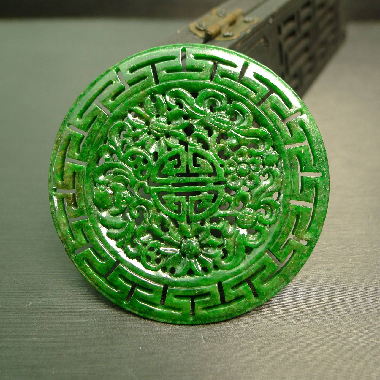 翡翠镂空福寿喜大圆牌雕花吊坠