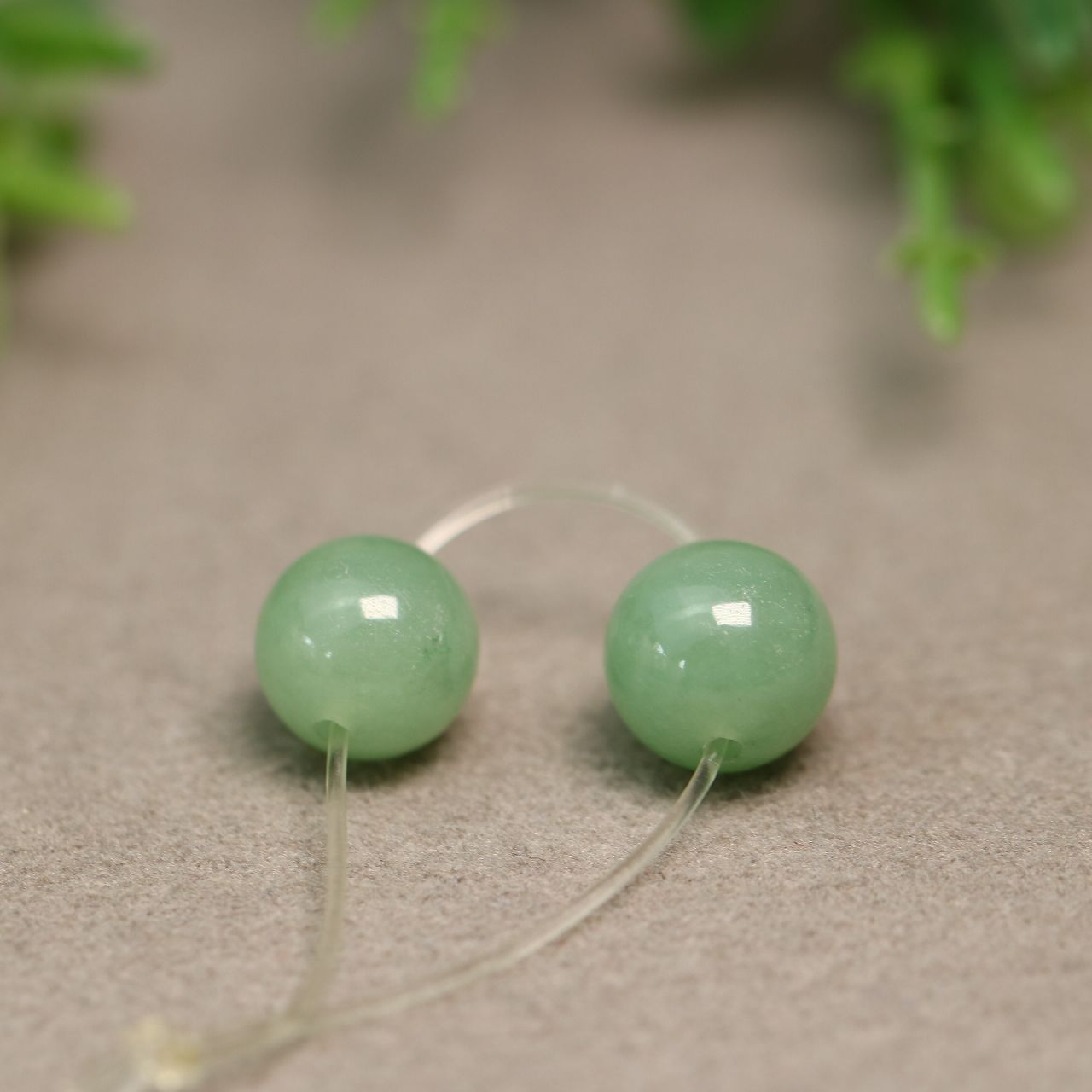 #8874 一对9.5MM冰种淡绿色天然A货翡翠圆珠子