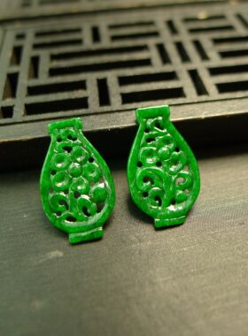 #B774一对满色辣绿天然A货翡翠镂空雕花瓶形耳坠花片