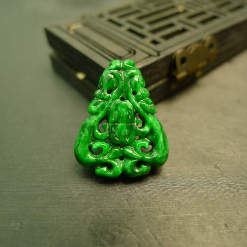 天然A货翡翠双龙捧寿三角形背云