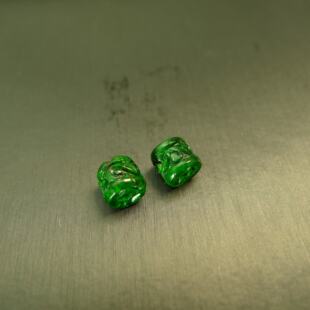 一对满色辣绿缅甸天然A货翡翠雕花桶珠配饰 K955
