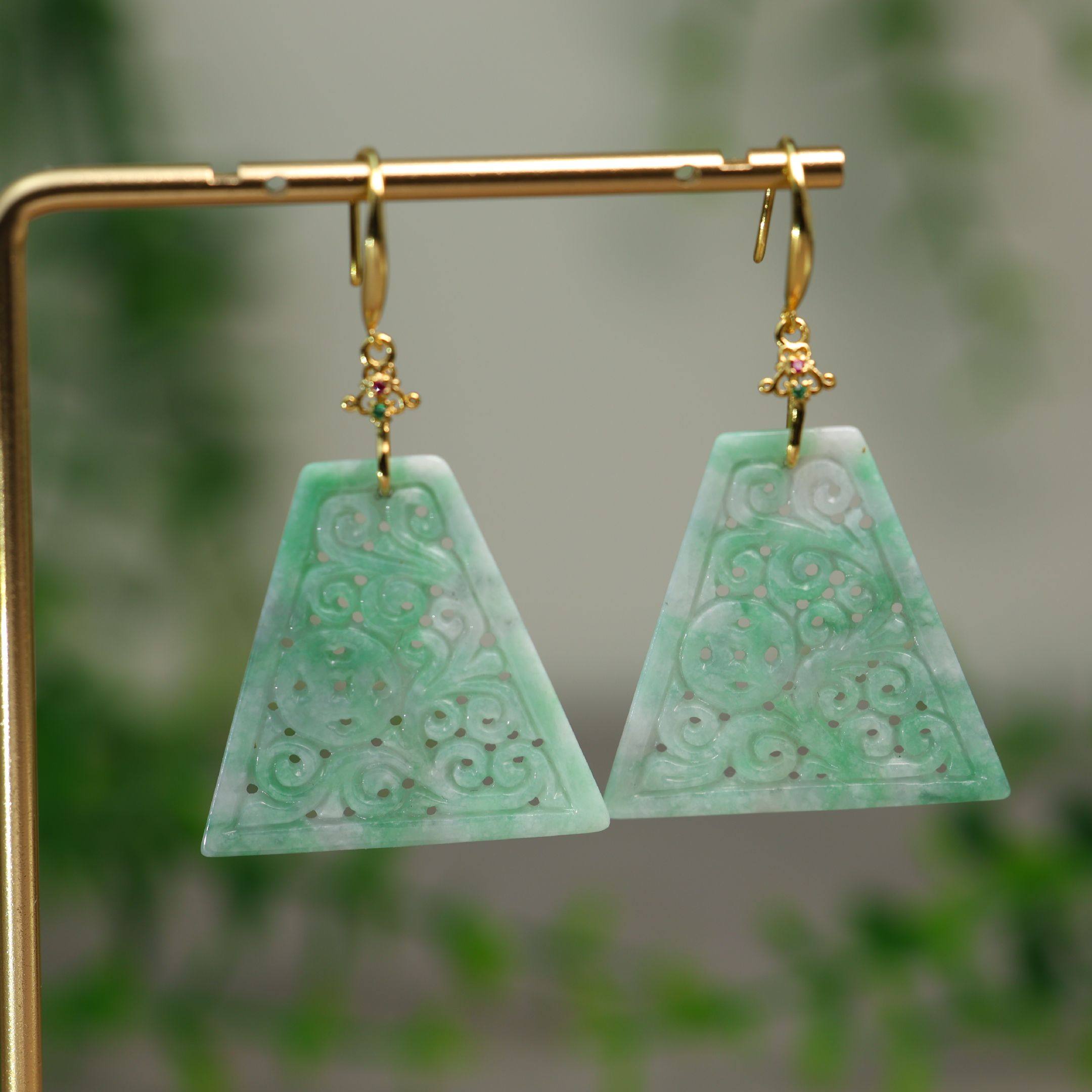 天然A货翡翠镂空雕花梯形耳坠