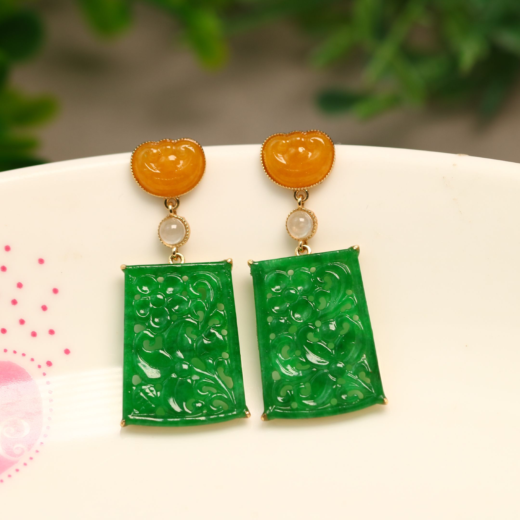 #E609一对18K金镶嵌满色辣绿天然A货翡翠镂空方形雕花耳坠