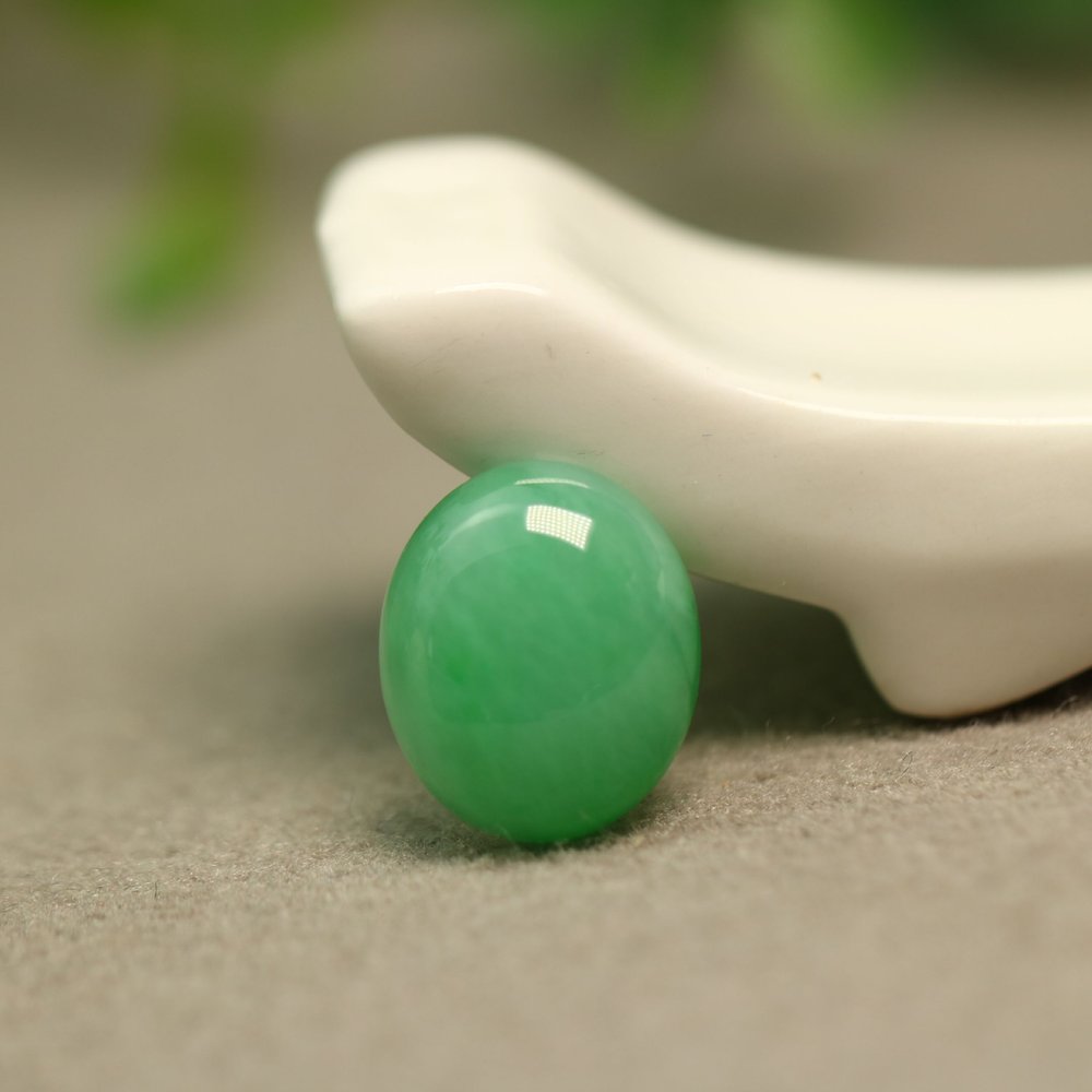 天然A货翡翠椭圆形蛋面戒面