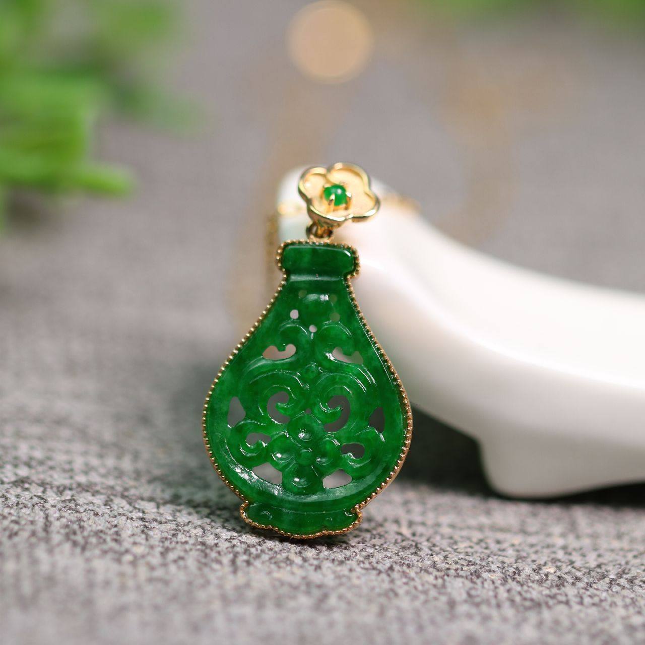 #1239 18K金镶嵌冰种满绿天然A货翡翠雕花花瓶锁骨吊坠挂坠