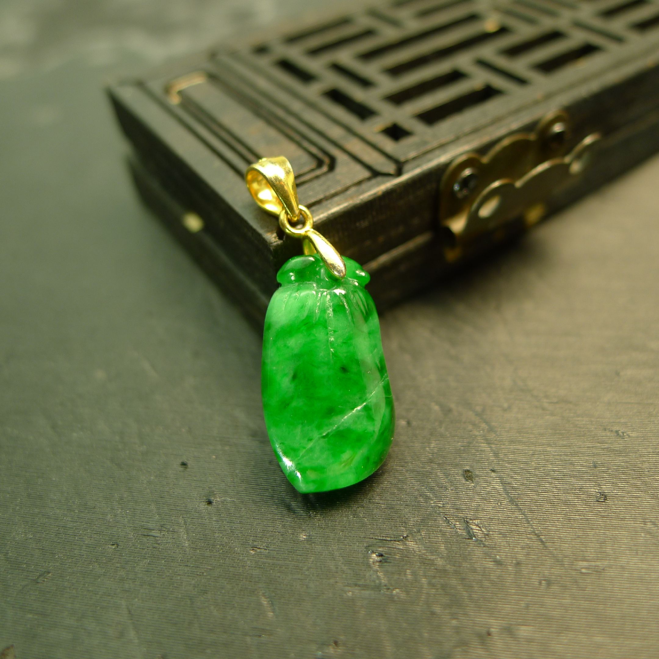 #K448满色辣绿缅甸天然A货翡翠福瓜锁骨小吊坠 有纹裂