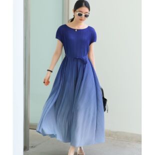 专柜品质2025夏季新款三宅高端褶皱度假风气质通勤显瘦系带连衣裙