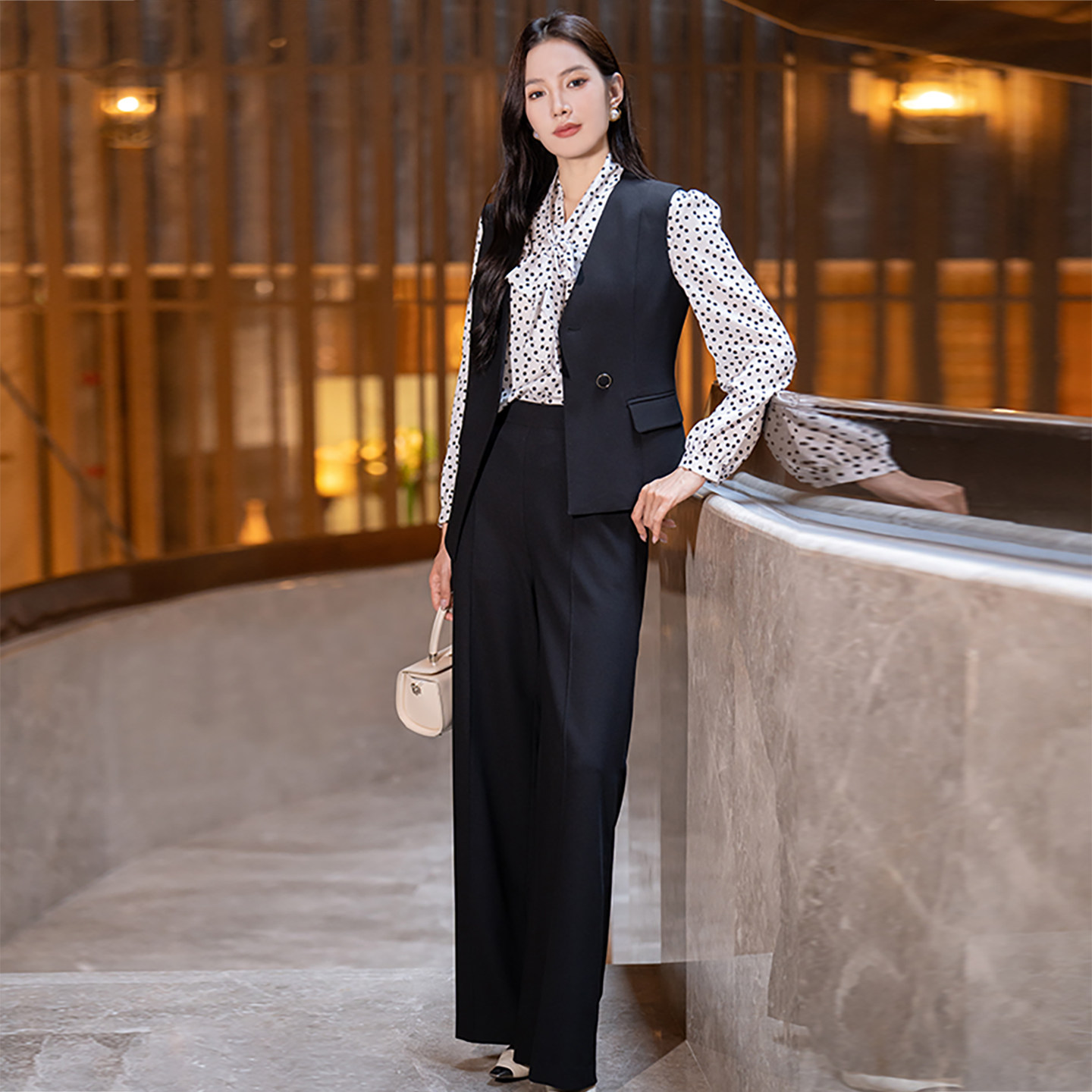 纳绎黑色洋气套装女秋2026新款马甲微喇长裤羊毛呢时尚两件套