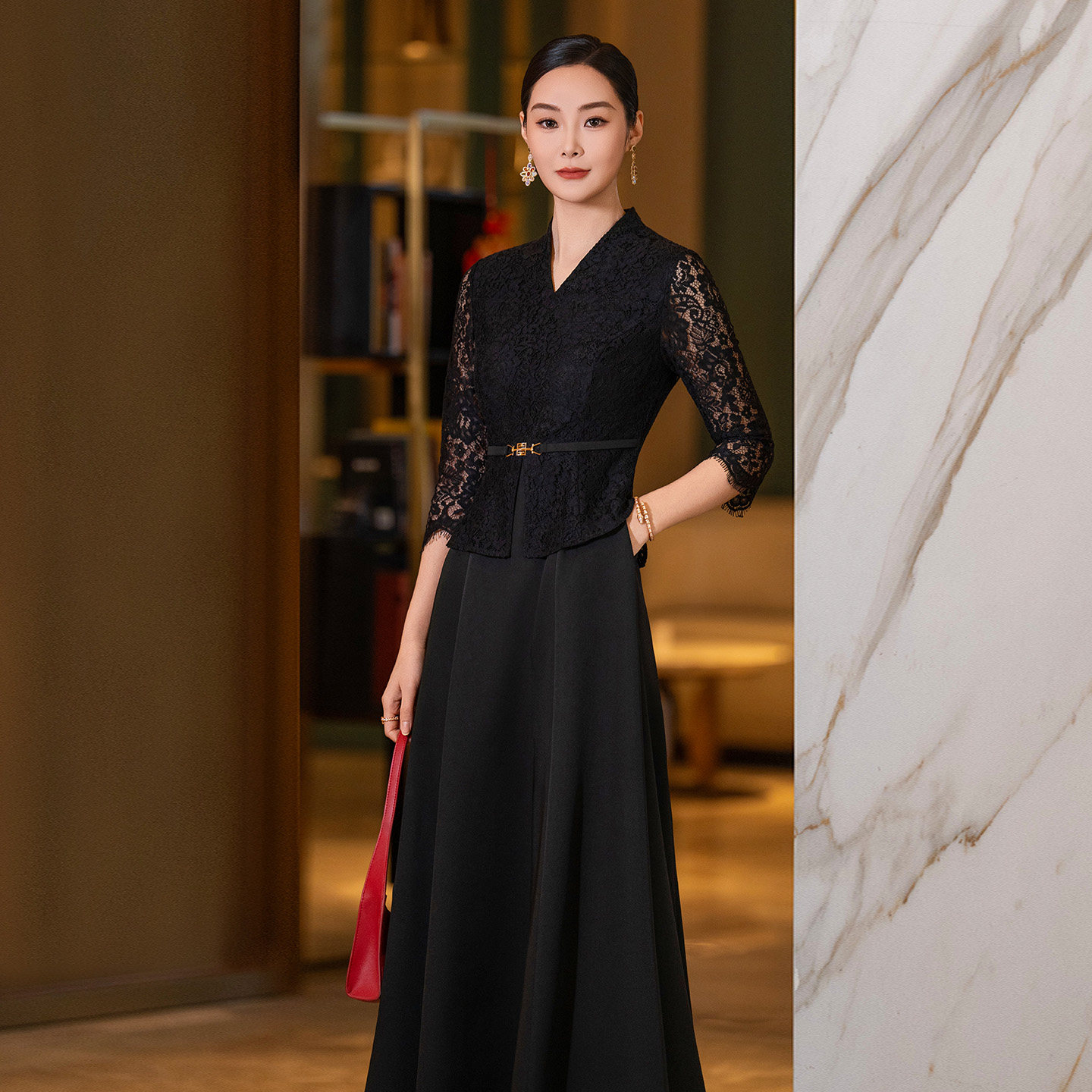 蕾丝连衣裙女夏季2026新款气质V领拼接七分袖假两件显瘦修身裙子