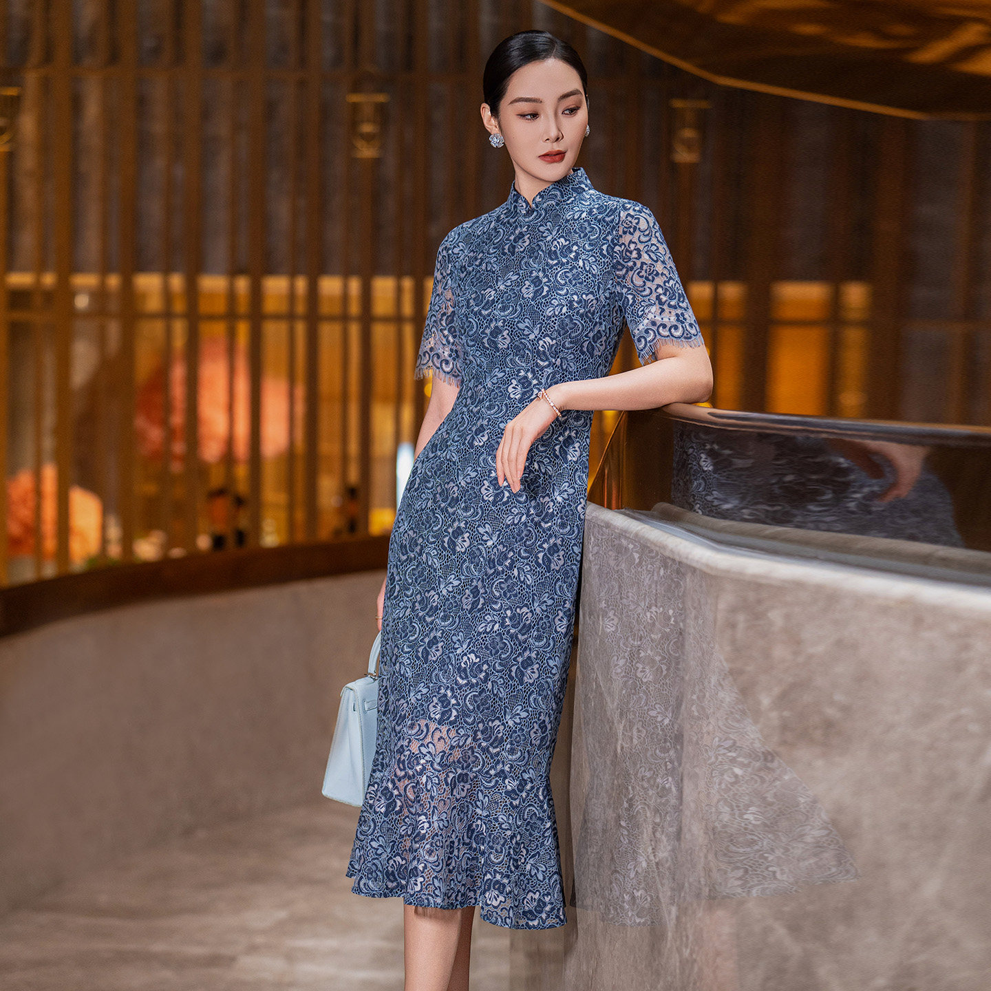 蕾丝连衣裙女夏季2026新款端庄大气蓝色立领修身显瘦短袖鱼尾裙子