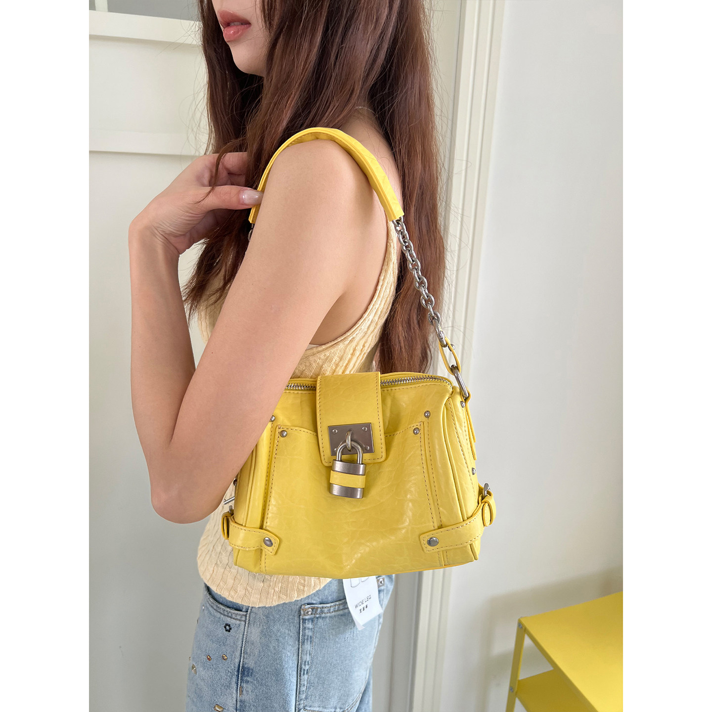 真皮黄色机车腋下包2026春季链条锁扣手提包复古百搭单肩斜挎小包