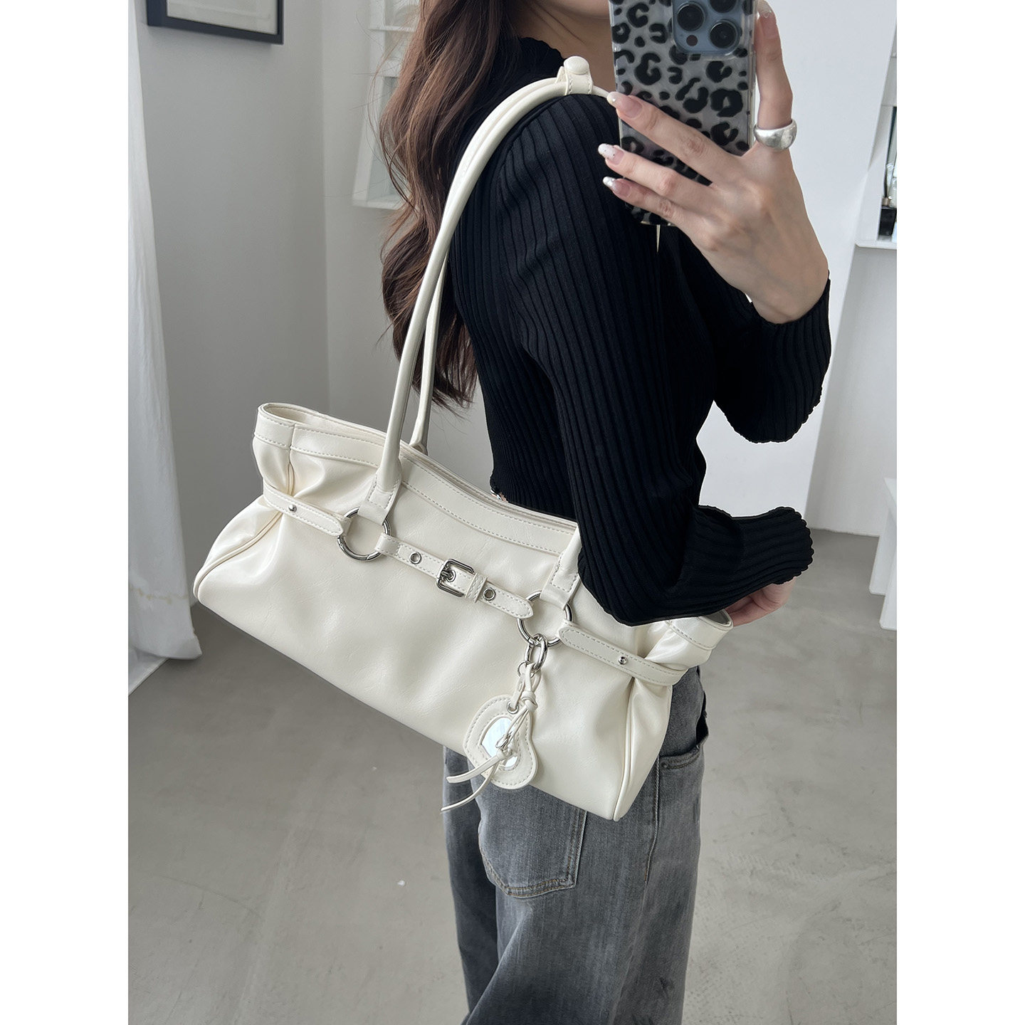 真皮女包2026新款腋下包通勤大包金属扣法棍包横款方形单肩包牛皮