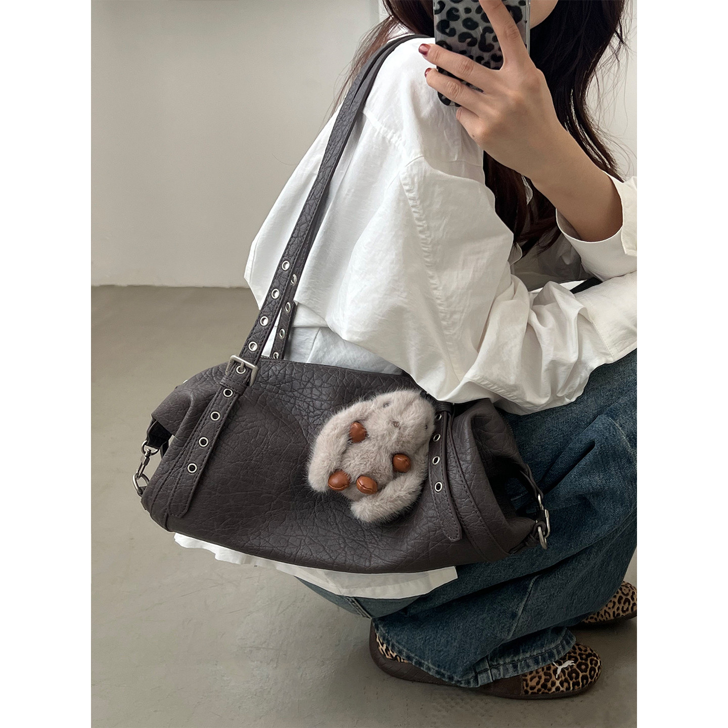 松弛感牛皮单肩腋下包大包2025新款通勤包软皮大容量机车风托特包,箱包皮具/热销女包/男包,腋下包,淘宝优惠券,粉丝福利购,淘宝优惠卷