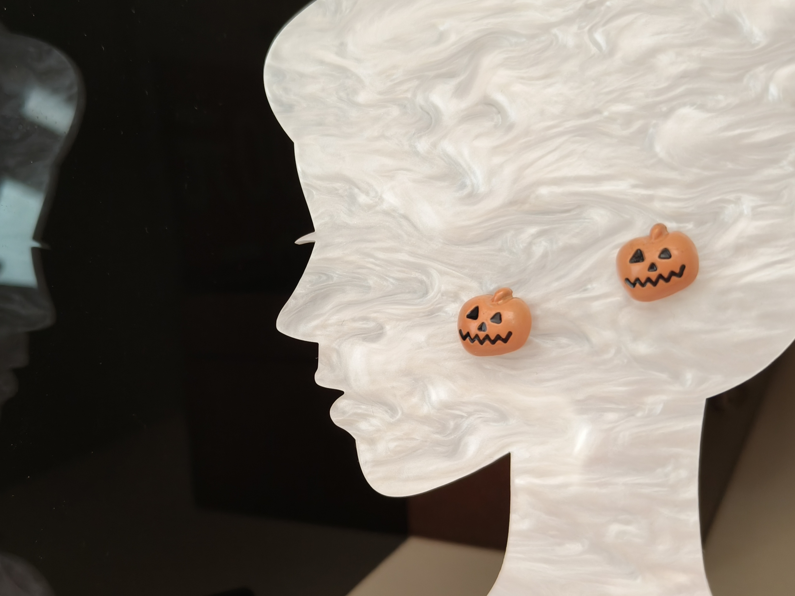 是Alice。万圣节南瓜人漆面金属耳钉