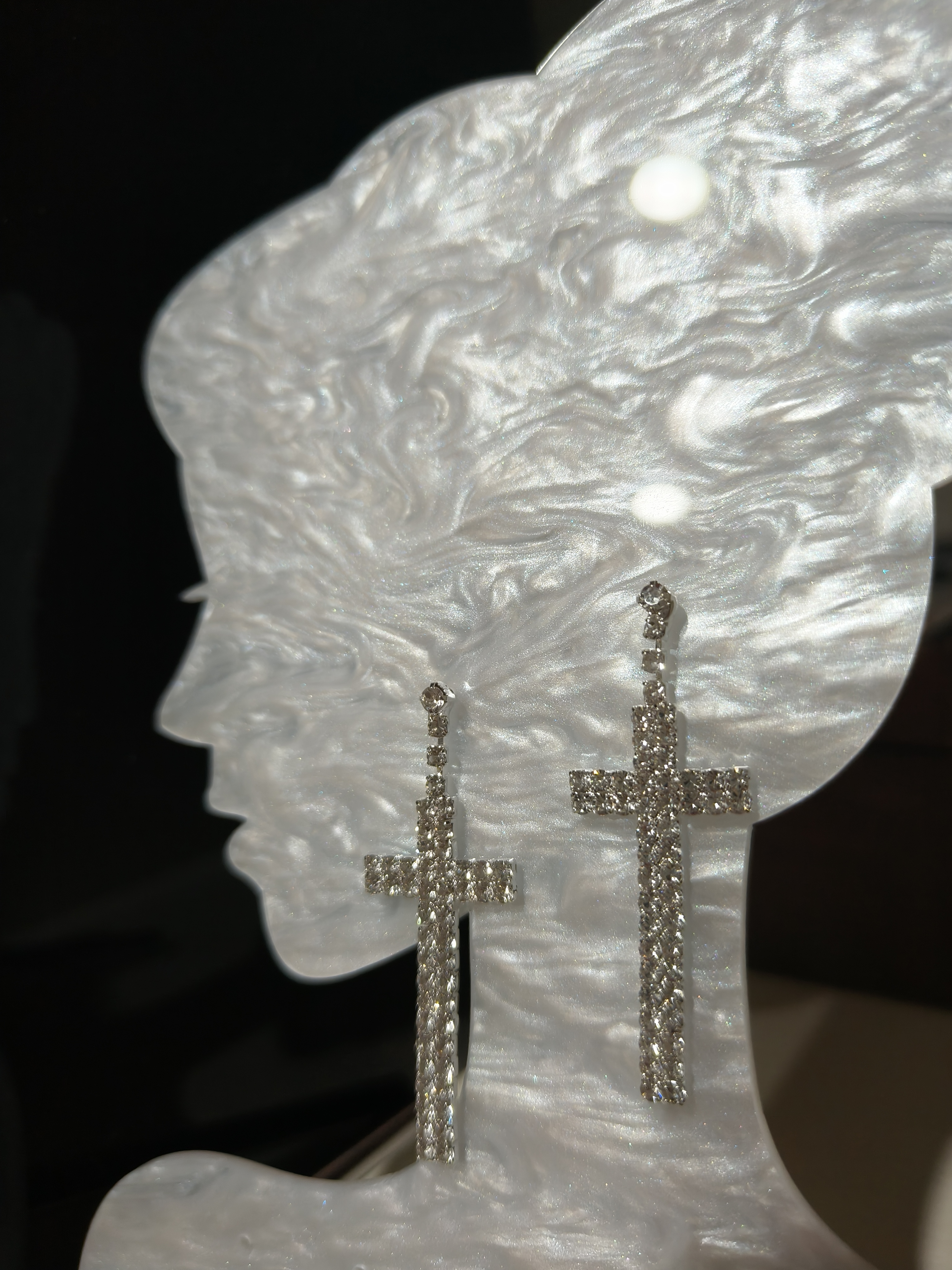 是Alice。亮钻十字耳钉