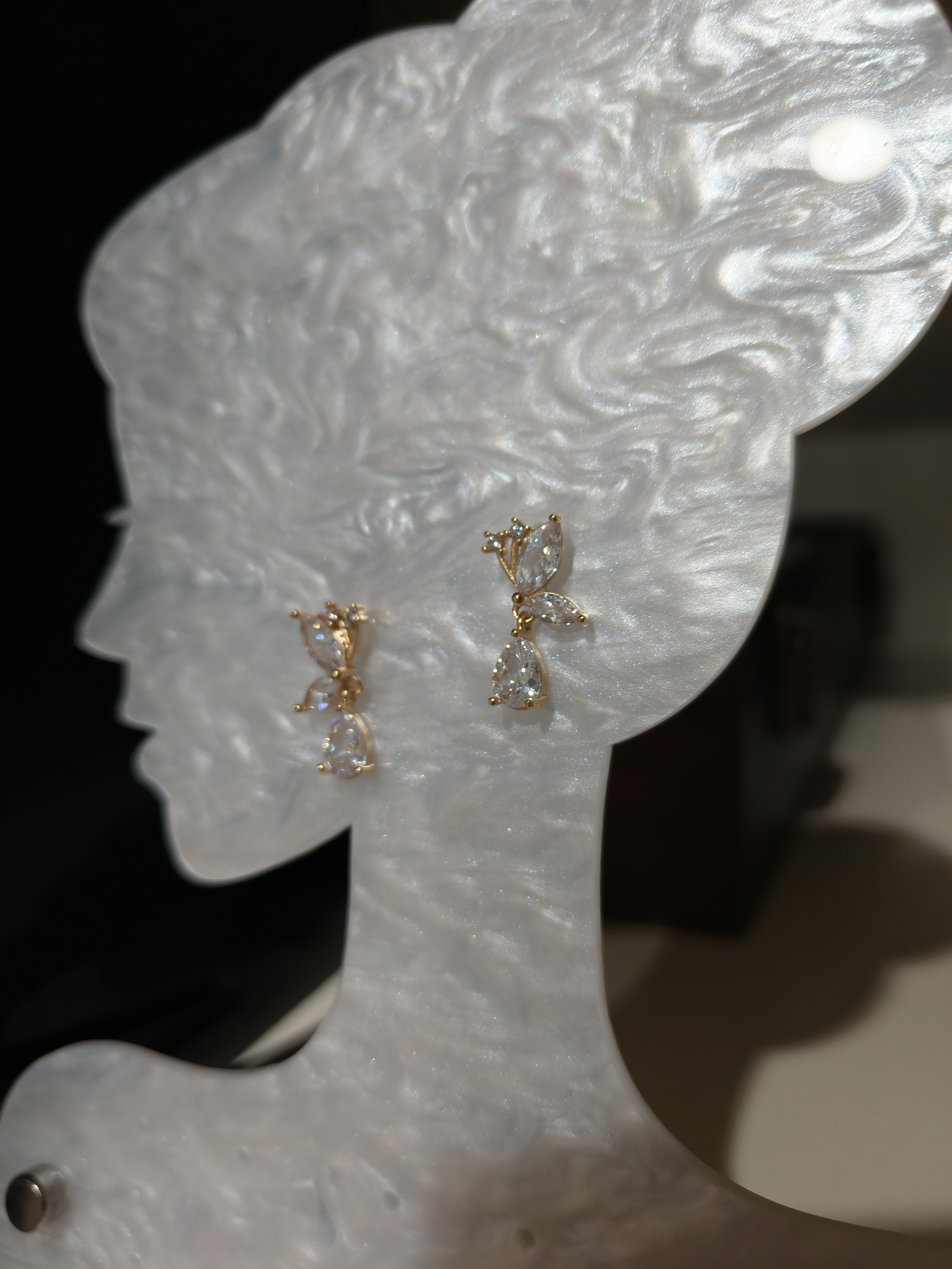 是Alice。锆钻蝴蝶耳钉