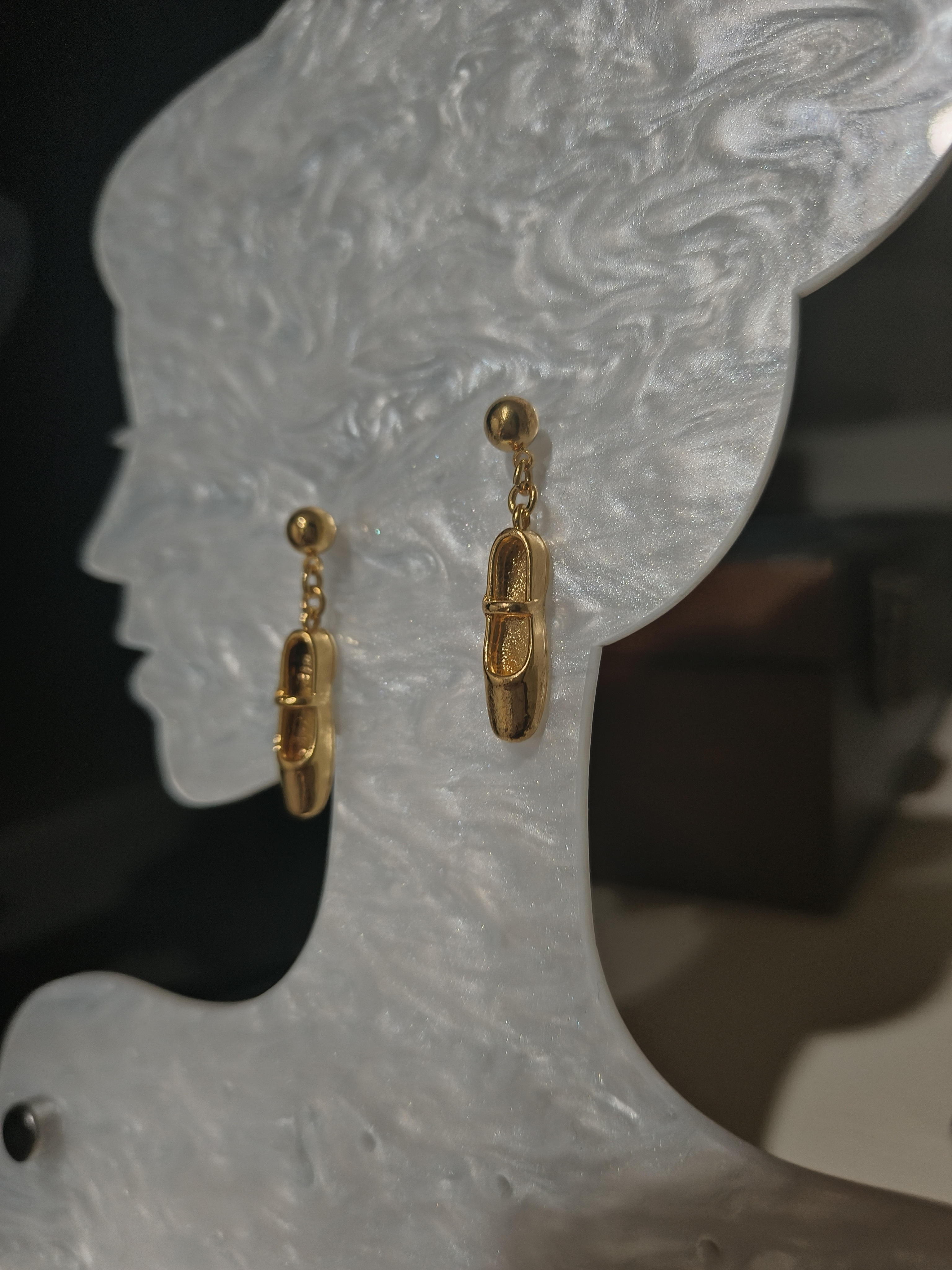 是Alice。芭蕾舞鞋金色金属耳钉