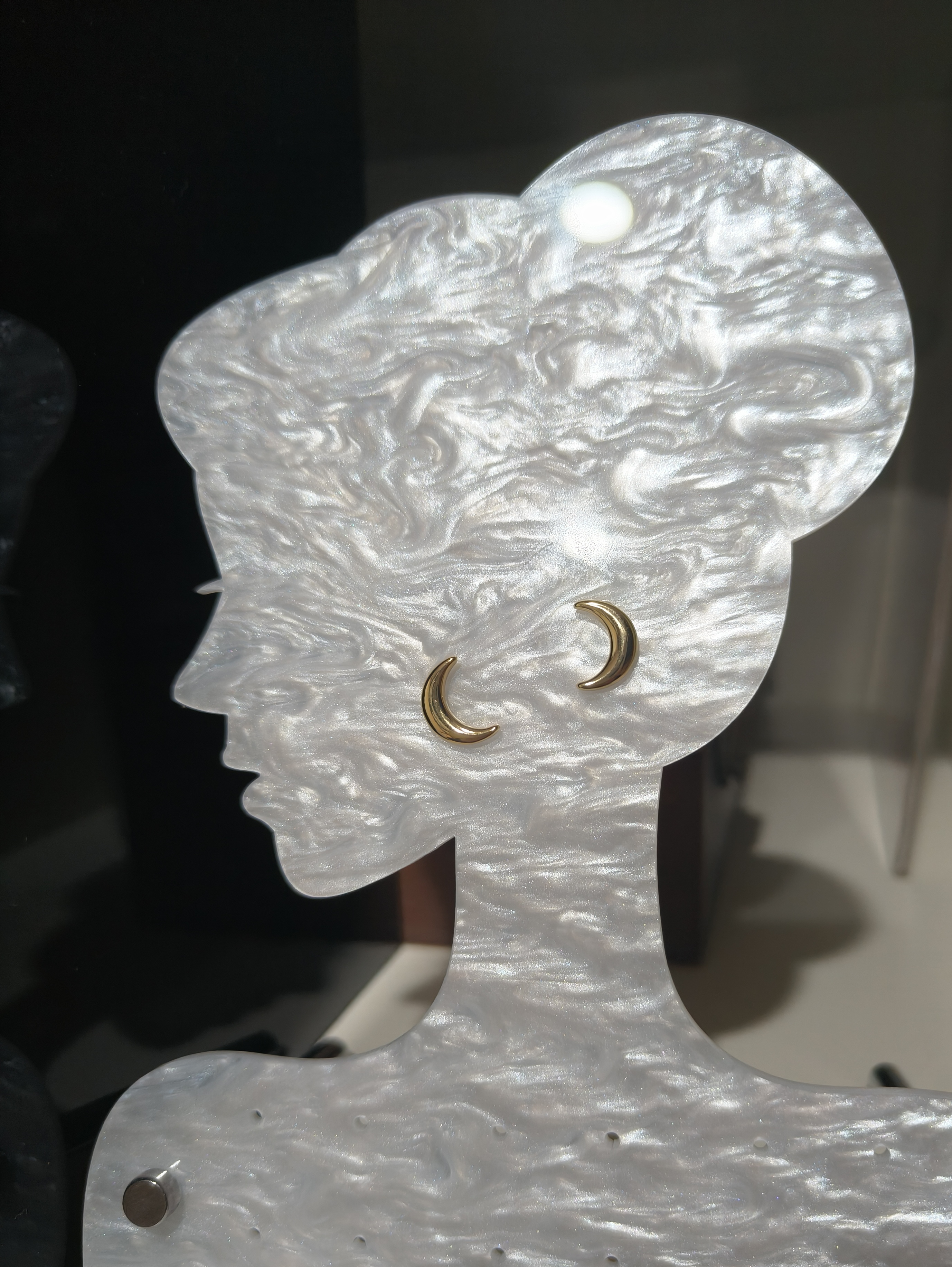 是Alice。月牙耳钉