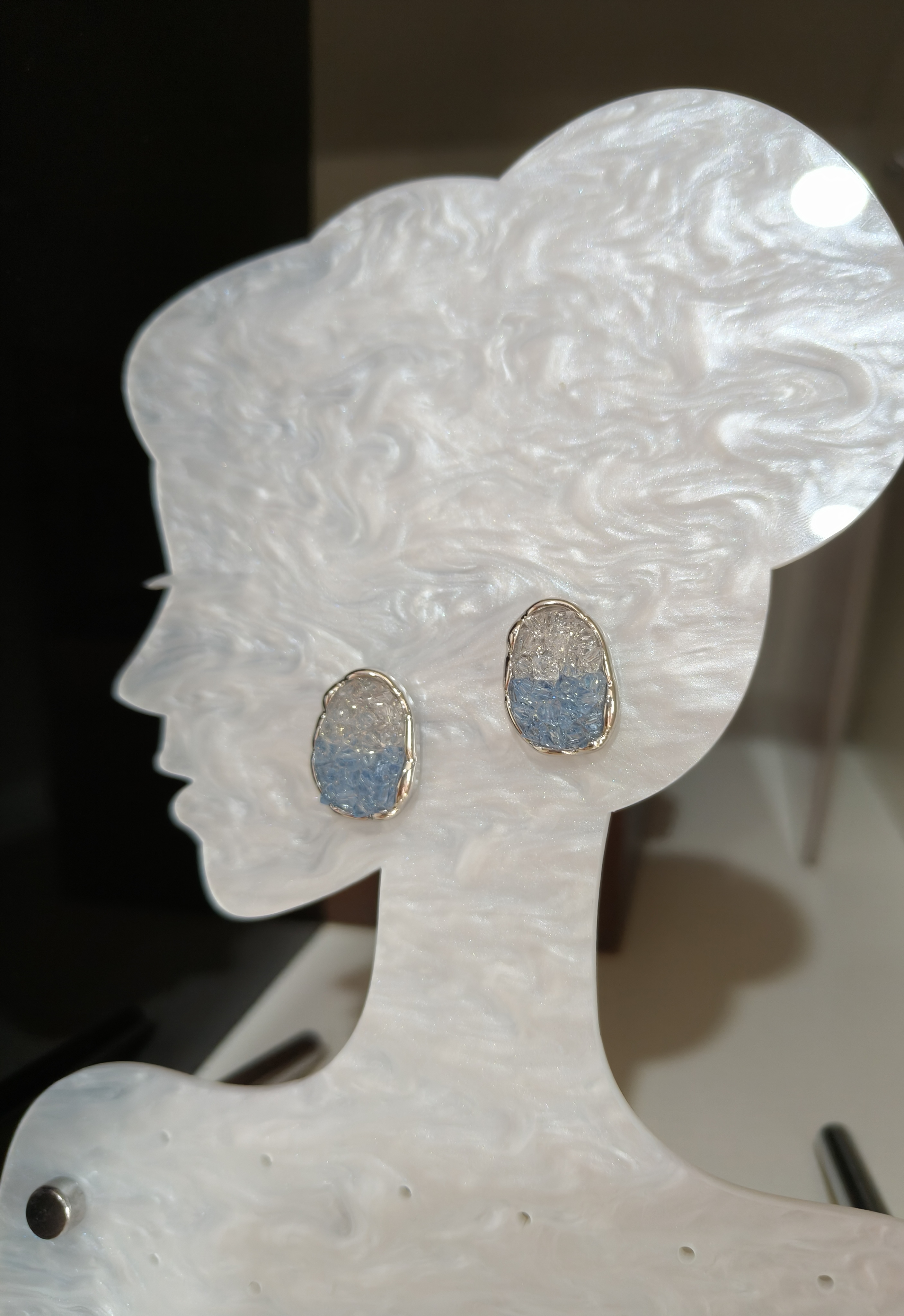 是Alice。渐变碎钻银色耳钉