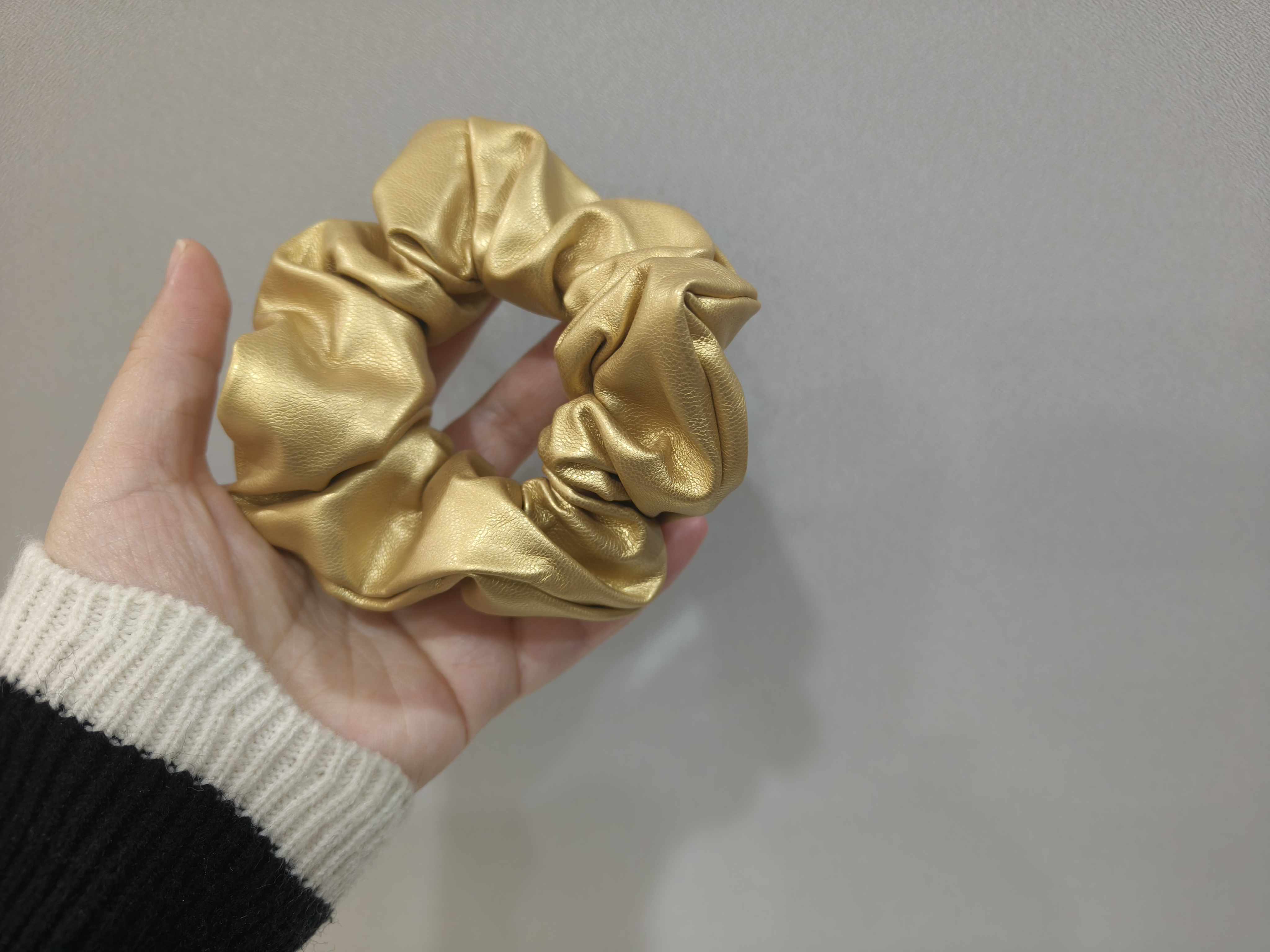 是Alice。金色PU皮大肠圈纯色发圈handmade发饰